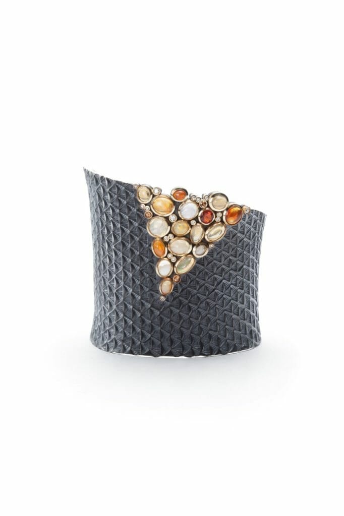 Bracelet argent sterling et or 18 carats opales de feu diamants saphirs. Collection Stampclastic de Matthieu Cheminée