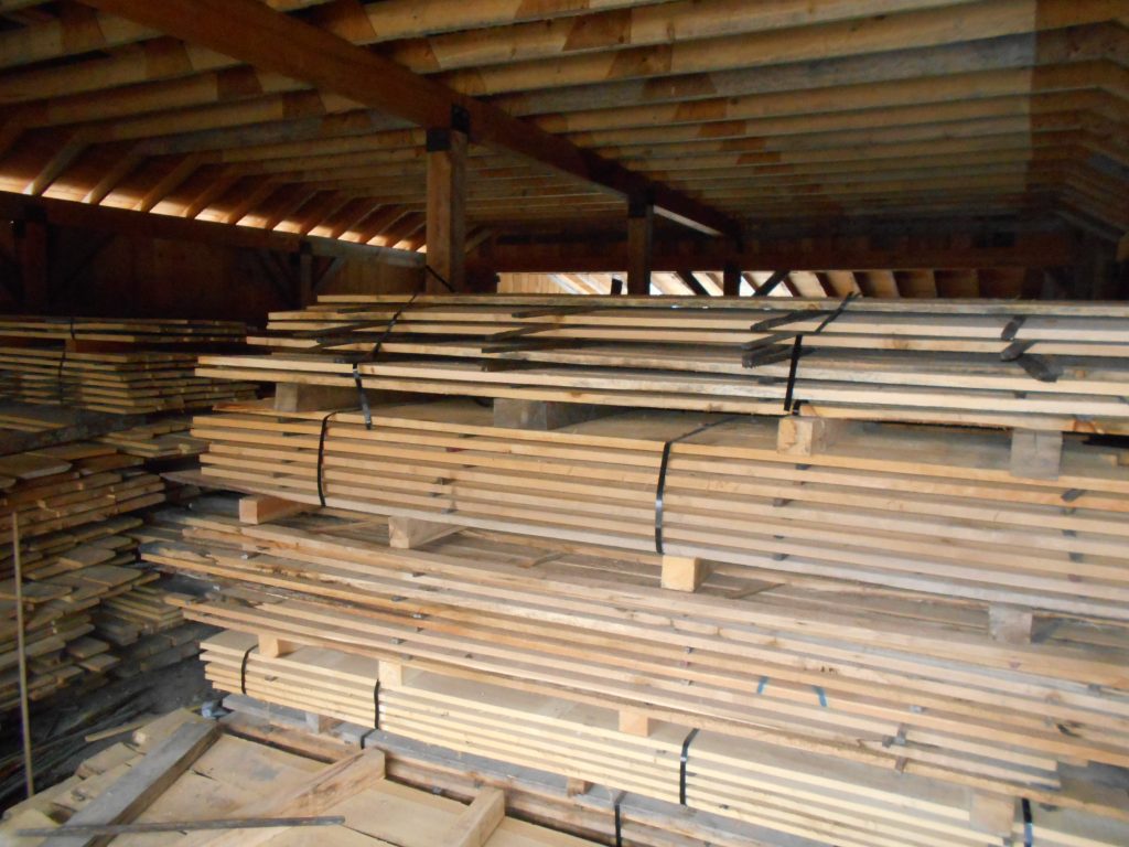 Planches de bois dans le séchoir
