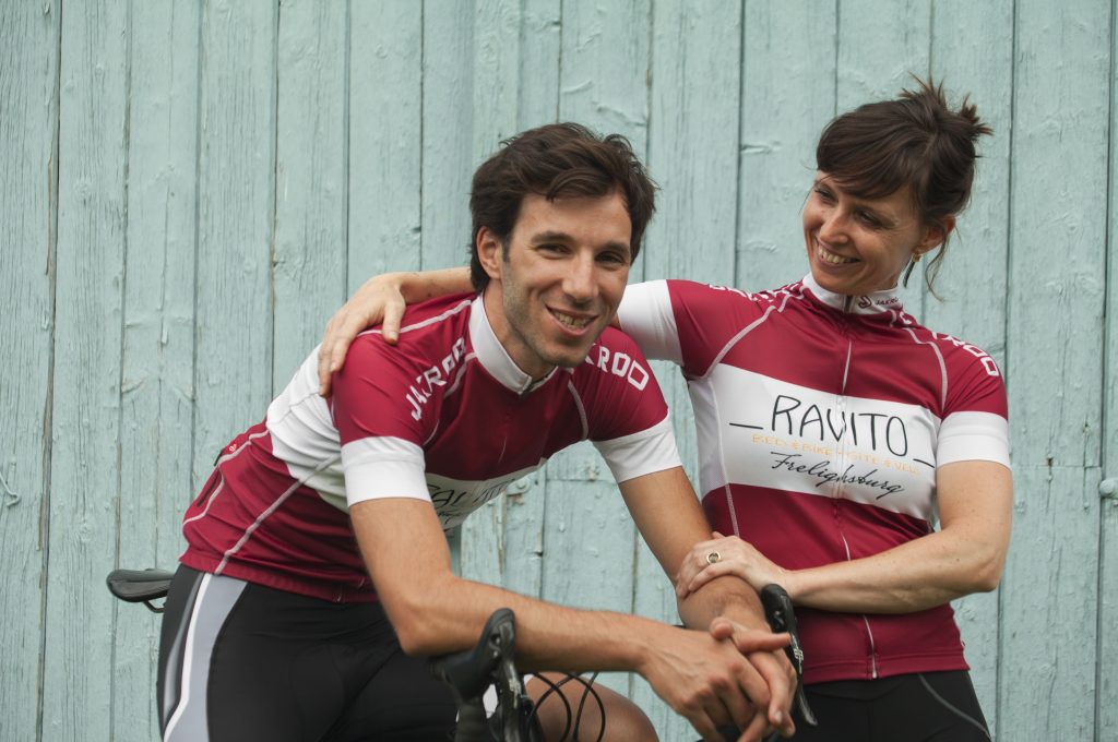 Alexi Richer et Karine Delage, deux amoureux de vélo derrière Ravito Bed & Bike et du Cyclo-Dépanneur. Crédit photo Tristan Corbeil Lapointe