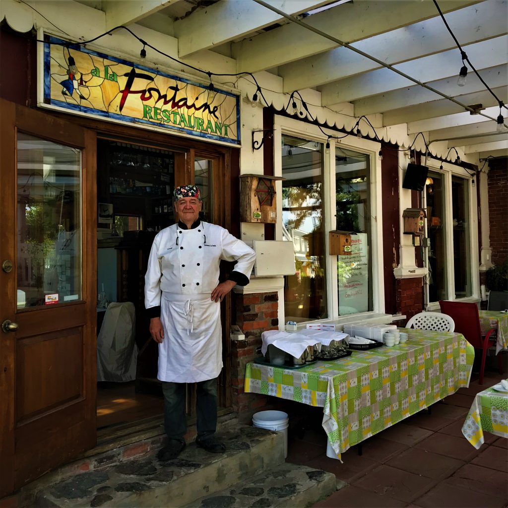 Lionel de Montis devant son restaurant À La Fontaine à Sutton. Photo Luc Giguère